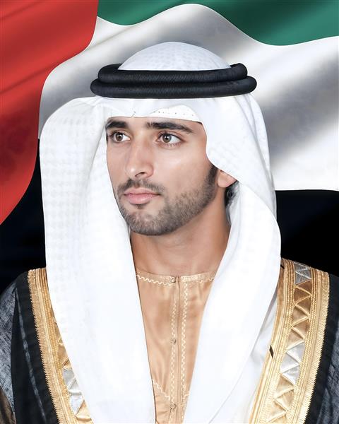 تصویر باکیفیت شیخ حمدان بن محمد (فزاع) ولیعهد دبی با پرچم امارات برای تابلوهای رسمی و دفاتر بازرگانی