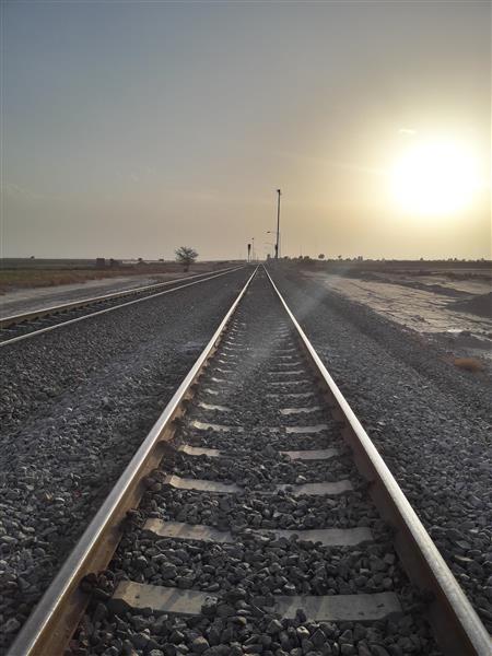 پرسپکتیو ریل راه آهن در غروب آفتاب