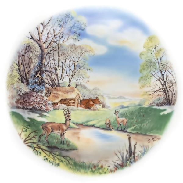 نقاشی بشقاب تزئینی با طرح کلبه جنگلی و گوزن در کنار رودخانه مناسب برای دیوارکوب و بشقاب دیواری در دکوراسیون پذیرایی