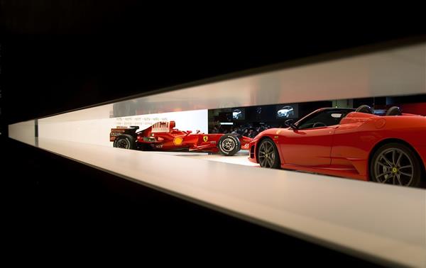 تابلو دکوراتیو ماشین‌های مسابقه‌ای فراری قرمز در نمایشگاه لوکس ایده‌آل برای اتاق خواب نوجوان، نمایشگاه خودرو و کلاب‌های ورزشی جهت چاپ پوستر دیواری و قاب عکس