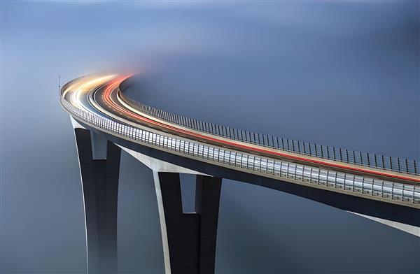 پوستر سه بعدی مدرن طرح اتوبان و پل در مه با افکت سرعت و نور مناسب برای دفتر کار، شرکت‌های حمل و نقل و لابی هتل جهت چاپ تابلو دکوراتیو و دیوارپوش