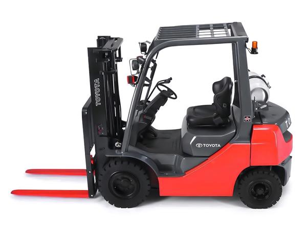 تصویر صنعتی لیفتراک تویوتا قرمز و مشکی مناسب برای پوستر دیواری انبار، کارگاه و محیط‌های صنعتی