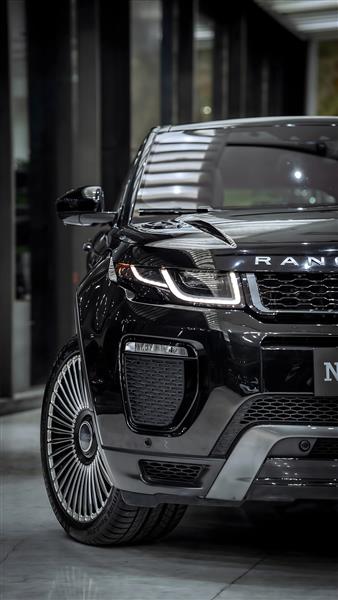 تصویر باکیفیت نمای نزدیک رنج روور مشکی لوکس جهت پوستر دیواری عمودی در دفتر کار، باشگاه و اتاق جوانان