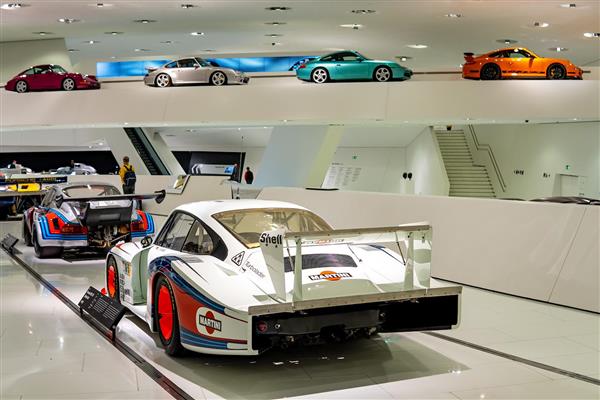 پوستر دیواری ماشین‌های مسابقه‌ای پورشه در نمایشگاه مدرن برای دیزاین اتاق خواب پسرانه، نمایشگاه خودرو و گاراژ