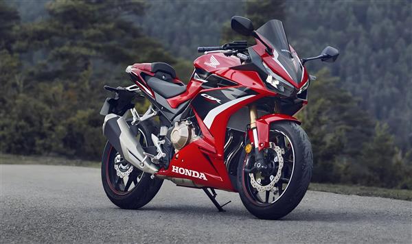 پوستر دیواری موتور سنگین هوندا قرمز در جاده کوهستانی ایده آل برای دکوراسیون داخلی کلوب‌های ورزشی و اتاق خواب