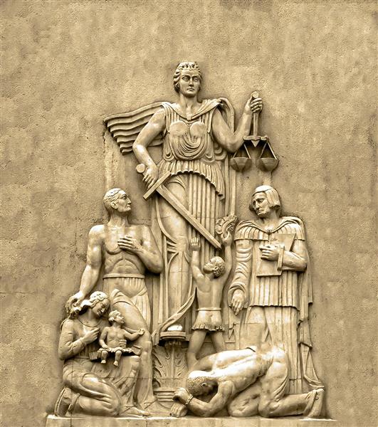 تصویر تندیس عدالت دادگستری تهران با نمای نزدیک برای چاپ پوستر و تابلو در محیط های اداری و دفتر وکالت