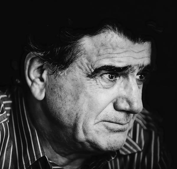 پرتره سیاه و سفید استاد محمدرضا شجریان خسرو آواز ایران برای تابلوهای دکوراتیو آموزشگاه موسیقی، کافه و اتاق مطالعه