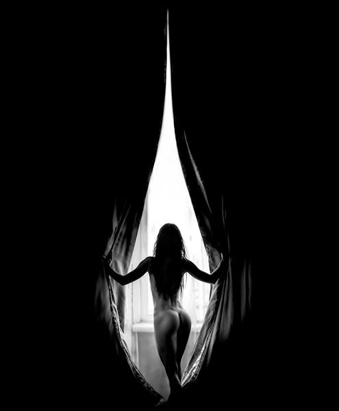 تصویر هنری سیلوئت پشت پرده با تضاد نوری شدید ویژه پوستر دیواری اتاق خواب و استودیوهای عکاسی