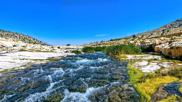 پوستر منظره طبیعی رودخانه خروشان میان صخره‌ها و آسمان صاف برای دکوراسیون دفاتر فنی و مهندسی