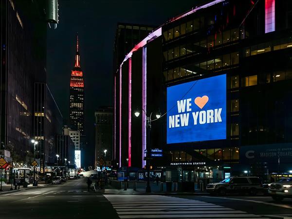 نمای شبانه خیابان نیویورک با بیلبورد ما نیویورک را دوست داریم ویژه پوستر دیواری مدرن پذیرایی و دفتر کار