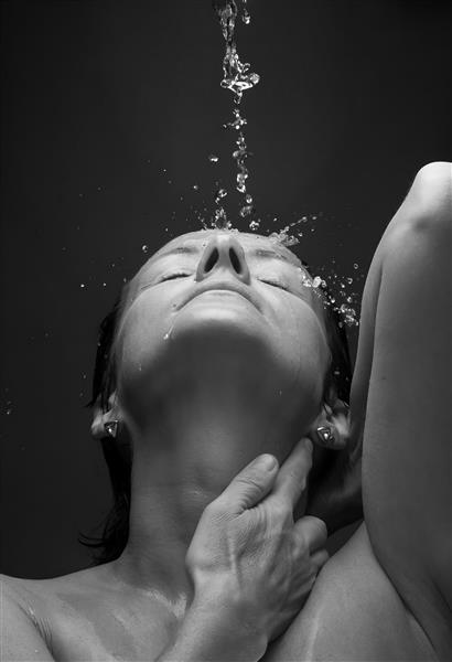 تصویر سیاه و سفید هنری از پاشش آب روی چهره زن ویژه تابلو دکوراتیو لوکس حمام، استخر و سالن‌های اسپا