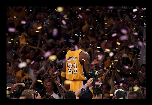 تصویر خاطره‌انگیز کوبی برایانت اسطوره بسکتبال NBA زیر باران پولک رنگی ویژه پوستر دیواری پذیرایی و سالن ورزشی