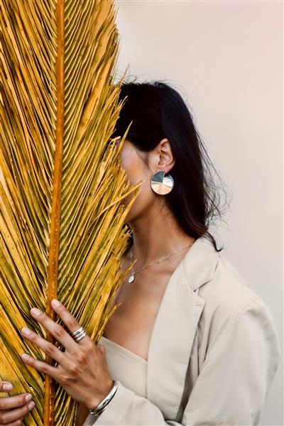 پرتره مینیمال زن پشت برگ نخل طلایی برای تابلو دکوراتیو سالن زیبایی و پوستر دیواری مزون‌های لوکس