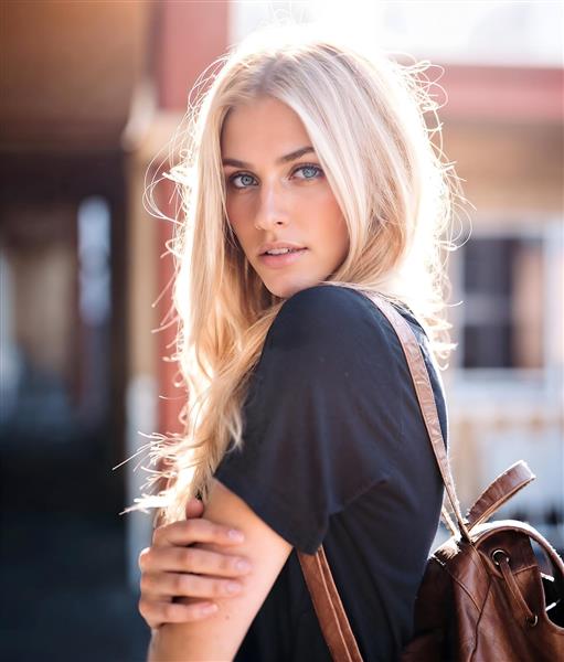 تصویر لایف استایل دختر بلوند با کوله پشتی در نور خورشید برای پوستر دیواری اتاق نوجوان و چاپ روی دفترچه