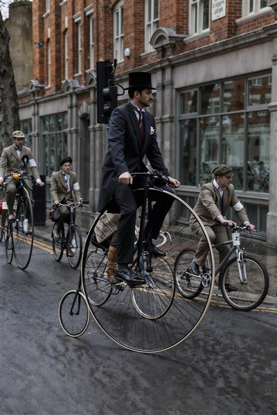 عکس نوستالژیک دوچرخه‌سواری با دوچرخه قدیمی در لندن مناسب برای کافه، رستوران و پوستر دیواری سه بعدی اتاق جوان