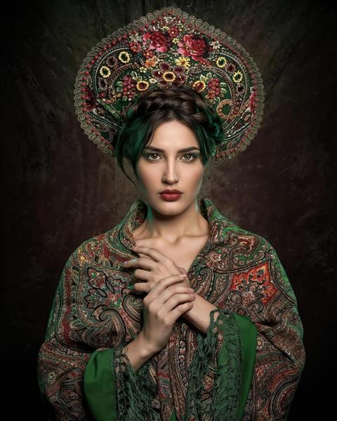 پرتره هنری زن با تاج گل و لباس سنتی طرح اسلیمی و بته جقه ویژه چاپ روی کوسن، دفترچه و تابلوهای دکوراتیو خاص