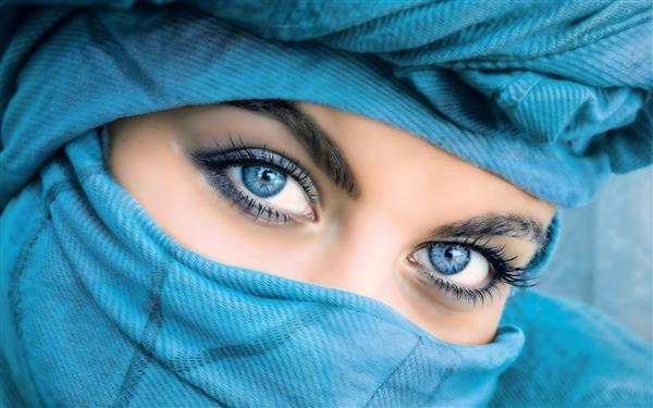 پوستر دیواری چهره زن با حجاب فیروزه‌ای و چشمان نافذ مناسب دکوراسیون آرایشگاه زنانه، آتلیه عکاسی و اتاق خواب