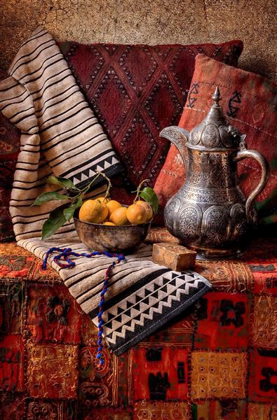 چیدمان سنتی سماور قدیمی و میوه روی جاجیم مناسب پوستر دیواری آشپزخانه، رستوران سنتی و کافه‌های هنری