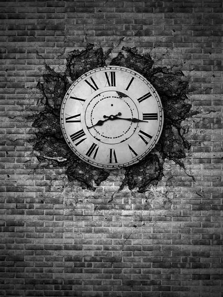 طرح سه بعدی ساعت دیواری کلاسیک رومی روی دیوار آجری قدیمی با افکت شکستگی دیوار ویژه پوستر دیواری پذیرایی و اتاق کار