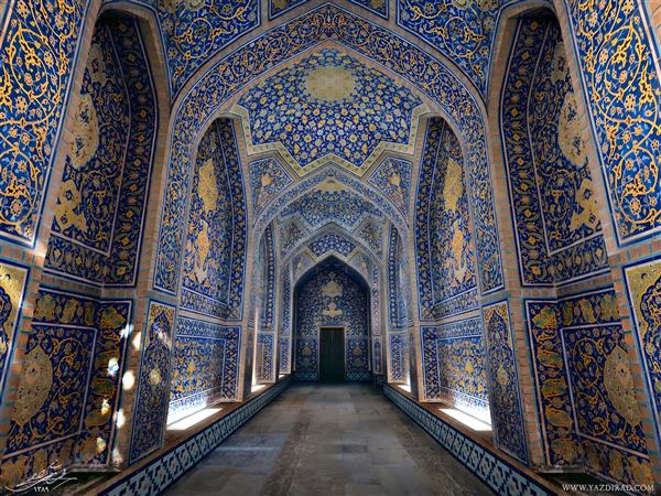 نمای داخلی مسجد جامع با کاشی‌کاری‌های آبی و سقف بلند جهت پوستر سه بعدی سالن‌های بزرگ، تالارها و کتابخانه‌های مرکزی