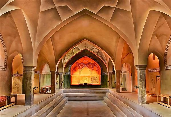 تصویر پانوراما از معماری حمام تاریخی ایرانی با نورپردازی گرم مناسب برای پوستر دیواری استخر، اسپا و حمام‌های لوکس