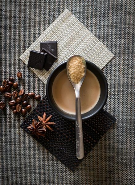 تصویر باکیفیت قهوه، شکلات و دانه‌های معطر برای پوستر دیواری کافی‌شاپ، دکور آشپزخانه مدرن و تابلوهای دکوراتیو رستوران