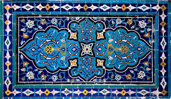 کادر اسلیمی تذهیب با رنگ‌آمیزی لاجوردی و طلایی ویژه چاپ روی پرده‌های تصویری، رومیزی و پوستر دیواری عمودی برای تالارهای پذیرایی لوکس