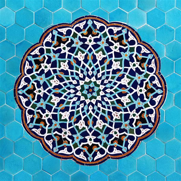 طرح کاشی‌کاری سنتی با نقوش اسلیمی و رنگ فیروزه‌ای خیره‌کننده مناسب برای پوستر دیواری لابی هتل و تابلوی دکوراتیو رستوران‌های سنتی