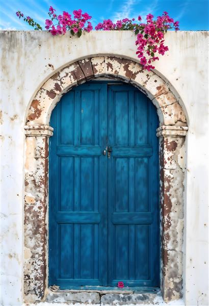 تصویر باکیفیت درب چوبی آبی کلاسیک با نمای دیوار سفید و گل‌های کاغذی مناسب چاپ تابلو شاسی و دیوارپوش کافه و آتلیه