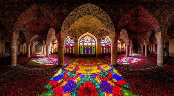 پوستر دیواری پانوراما از مسجد نصیرالملک شیراز با نورهای رنگی پنجره‌های ارسی مناسب رستوران سنتی و فضای اقامتگاه بوم‌گردی