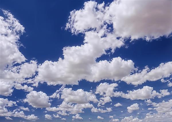 آسمان آبی با ابرهای سفید پنبه‌ای درخشان مناسب سقف کشسان، آسمان مجازی و پوستر دیواری اتاق خواب