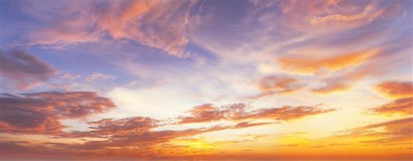 پانوراما آسمان گرگ و میش با ابرهای رنگی مناسب برای پوستر دیواری دیوارهای عریض و لابی هتل