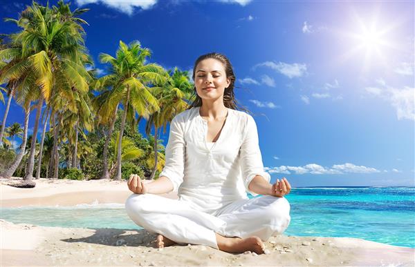 تصویر زن در حال مدیتیشن در ساحل استوایی مناسب پوستر دیواری مراکز یوگا، اسپا و اتاق استراحت