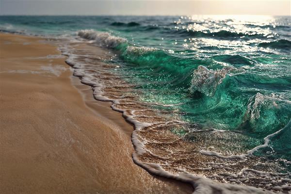 پوستر دیواری منظره دریای فیروزه‌ای و ساحل شنی مناسب سالن‌های ماساژ، استخر و هتل