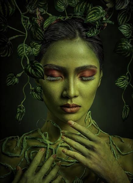 پوستر دیواری مفهومی زن با پوست سبز و برگ‌های پیچک مخصوص دکوراسیون مراکز اسپا، ماساژ و مدیتیشن