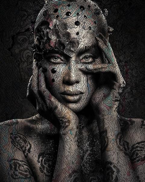 طرح سورئال چهره زن با بافت سنگی و تزئینات مرواریدی مناسب برای پوستر سه بعدی فضاهای هنری و خاص