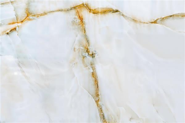 کاغذ دیواری طرح سنگ مرمر کریستالی سفید با رگه‌های درشت طلایی انتخابی عالی برای تالارهای پذیرایی، لابی ویلا و دیوار پشت کاناپه