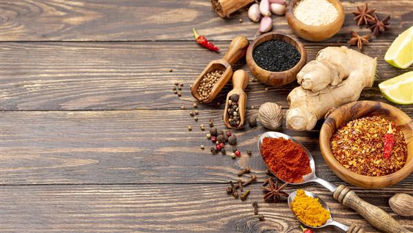 ادویه‌های تازه و زنجبیل روی پس‌زمینه چوبی روشن ویژه چاپ پوستر دیواری مطبخ، بنر رستوران و رویه میز ناهارخوری