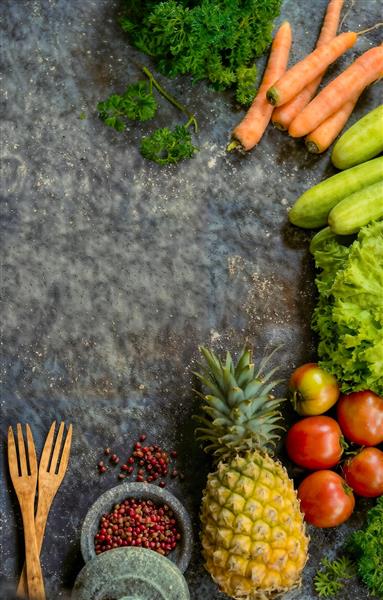 ترکیب سبزیجات، آناناس و صیفی جات تازه روی زمینه سنگی تیره برای پوستر دیواری عمودی آشپزخانه و دکور میوه فروشی