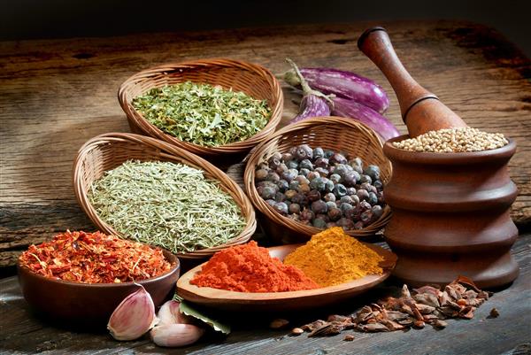 عکس باکیفیت ادویه های پودری و گیاهان خشک در کاسه های حصیری مخصوص چاپ پوستر دیواری عطاری و دکوراسیون آشپزخانه گرم