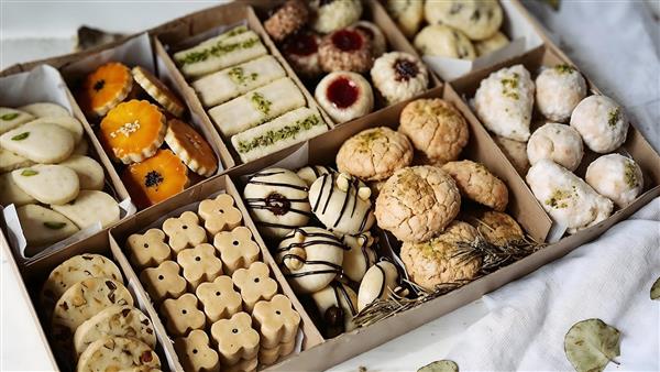 عکس باکیفیت انواع شیرینی سنتی و مجلسی ایرانی چیده شده در جعبه مناسب چاپ پوستر دیواری قنادی و تابلوی دکوراتیو کافه قنادی