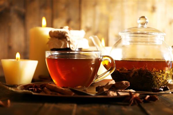 چیدمان آرامش‌بخش فنجان چای، قوری پیرکس و شمع‌های روشن مناسب برای تابلو دکوراتیو اتاق خواب، کلینیک‌های روانشناسی و پوستر دیواری اسپا