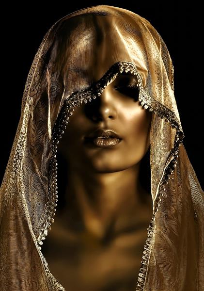 پرتره زن محجبه با پوشش توری طلایی خیره‌کننده مناسب برای پوستر دیواری مزون‌های لوکس، سالن‌های آرایشی و دکوراسیون پشت ویترین