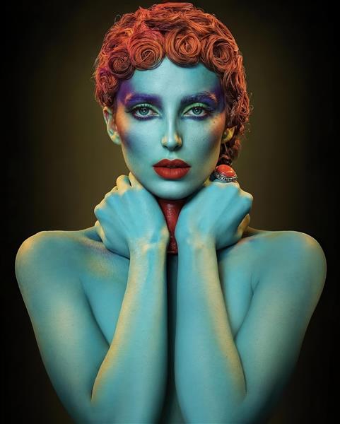 تصویر هنری چهره زن با موهای فر قرمز و پوست فیروزه‌ای ویژه تابلوهای دکوراتیو و پوستر دیواری مدرن آرایشگاه زنانه