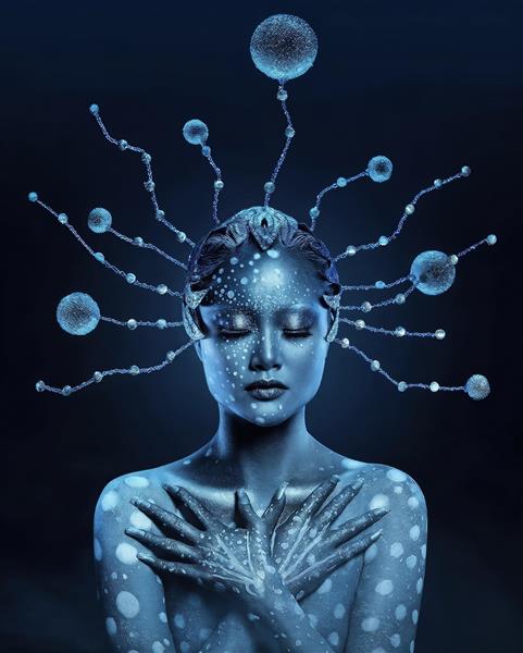 تصویر گرافیکی زن فانتزی با تم کهکشانی و رنگ‌های آبی تیره مناسب برای پوستر دیواری عمودی در اتاق خواب نوجوان و گیمینگ روم