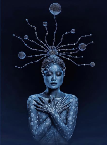 پوستر سه بعدی مدرن با طرح سورئال زن آبی پوش و اکسسوری‌های کریستالی ایده آل برای نصب در لابی هتل و تالارهای پذیرایی