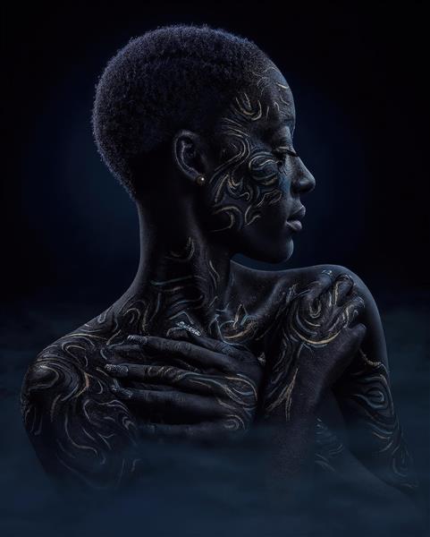 پوستر دیواری لوکس طرح سیاه و سفید چهره زن آفریقایی با نقش و نگارهای طلایی روی پوست برای دکوراسیون پذیرایی و دفتر کار