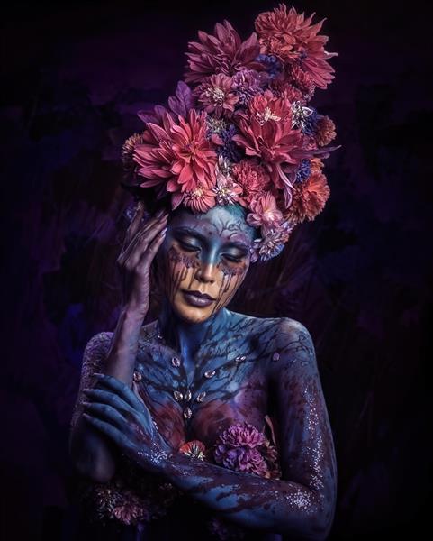 طرح هنری چهره زن با آرایش فانتزی و کلاهی از گل‌های رز صورتی ویژه چاپ روی بوم نقاشی و پوستر دیواری سالن‌های زیبایی و اتاق خواب