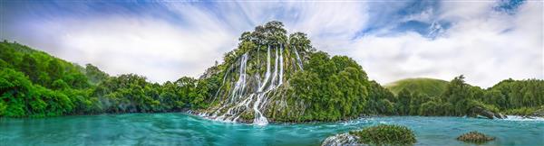 پوستر دیواری پاناروما منظره آبشار و رودخانه زلال برای دکوراسیون مراکز تجاری و بزرگ‌نمایی فضای نشیمن