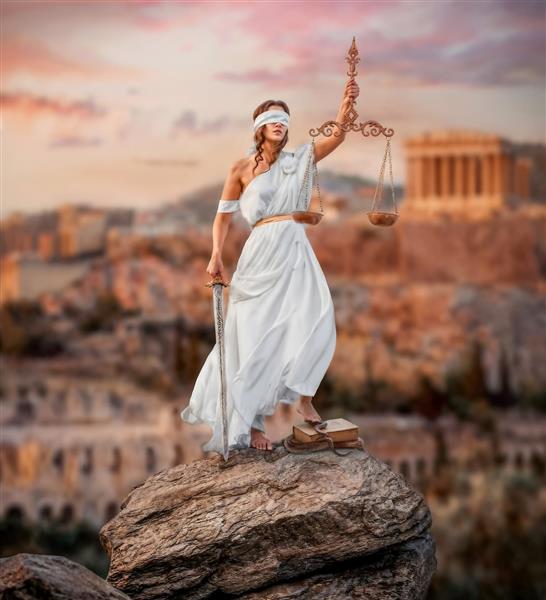 تصویر باکیفیت فرشته عدالت (بانوی عدالت) با ترازو و شمشیر مناسب برای پوستر دیواری دفاتر وکالت، موسسات حقوقی و تابلو دکوراتیو